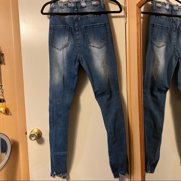 High Rise  Destructed Jeans - Picture 7 of 8